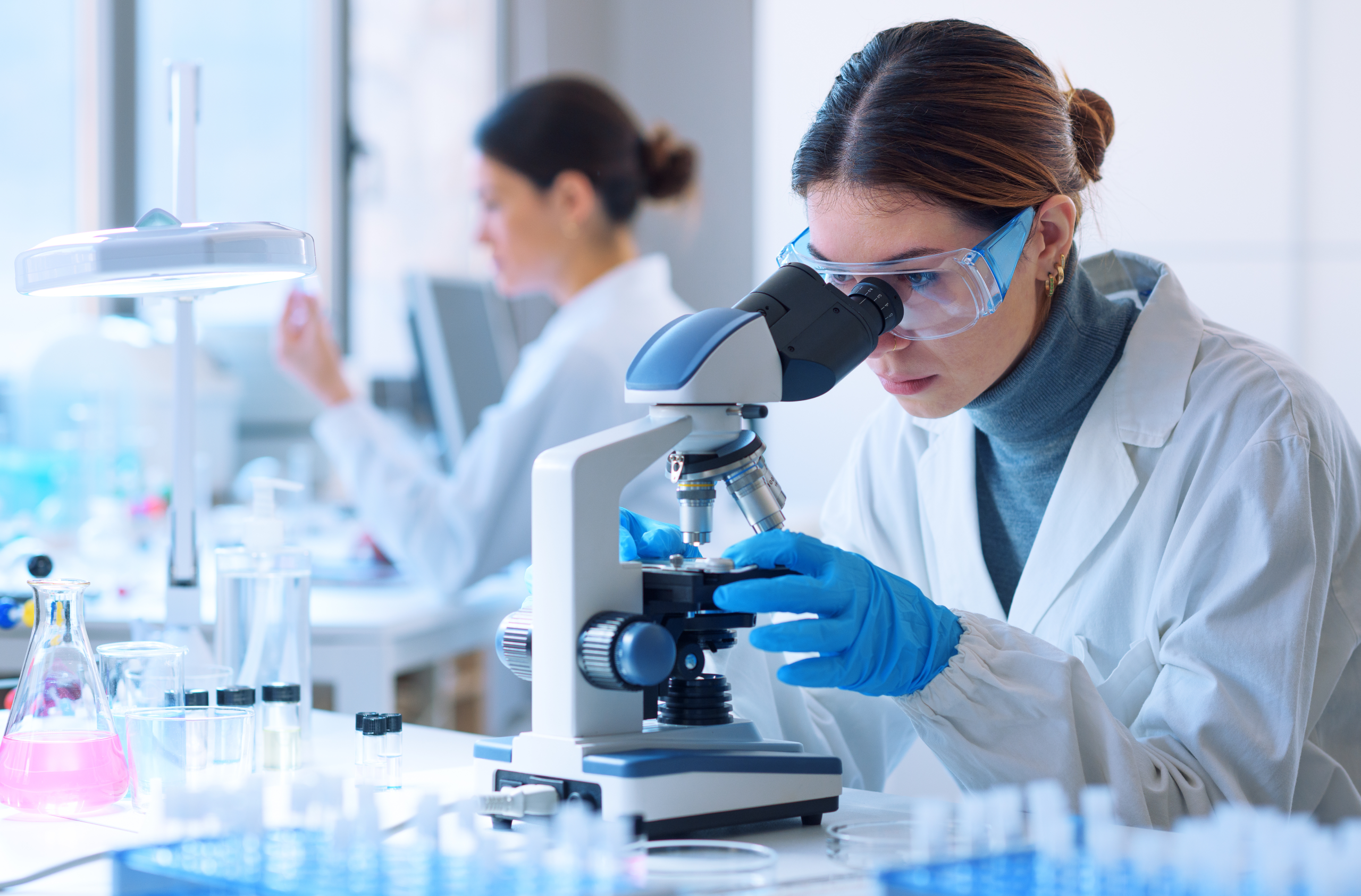 Bio-Età Labormitarbeiterin beim Analysieren im Bio-Età Labor